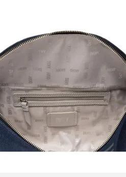 DKNY ΤΣΑΝΤΑ ΜΕΣΗΣ ΜΕ ΛΟΓΟΤΥΠΟ TILLY Μπλε 11 DKNY ΤΣΑΝΤΑ ΜΕΣΗΣ ΜΕ ΛΟΓΟΤΥΠΟ TILLY Μπλε -ΓΥΝΑΙΚΕΙΕΣ ΤΣΑΝΤΕΣ Κατάστημα πωλήσεων 04 216