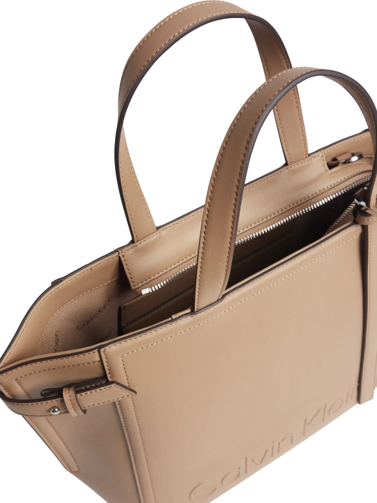 CALVIN KLEIN ΤΣΑΝΤΑ ΧΕΙΡΟΣ ΜΕ ΛΟΓΟΤΥΠΟ Μπεζ 3 CALVIN KLEIN ΤΣΑΝΤΑ ΧΕΙΡΟΣ ΜΕ ΛΟΓΟΤΥΠΟ Μπεζ - Image 3