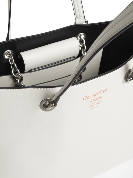 CALVIN KLEIN ΤΣΑΝΤΑ ΩΜΟΥ ΜΕ ΑΛΥΣΙΔΑ Λευκό 3 CALVIN KLEIN ΤΣΑΝΤΑ ΩΜΟΥ ΜΕ ΑΛΥΣΙΔΑ Λευκό - Image 3