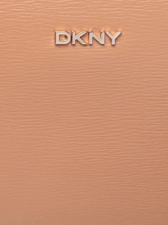 DKNY ΔΕΡΜΑΤΙΝΗ ΣΤΑΥΡΩΤΗ ΤΣΑΝΤΑ BRYANT Καφέ 3 DKNY ΔΕΡΜΑΤΙΝΗ ΣΤΑΥΡΩΤΗ ΤΣΑΝΤΑ BRYANT Καφέ - Image 3