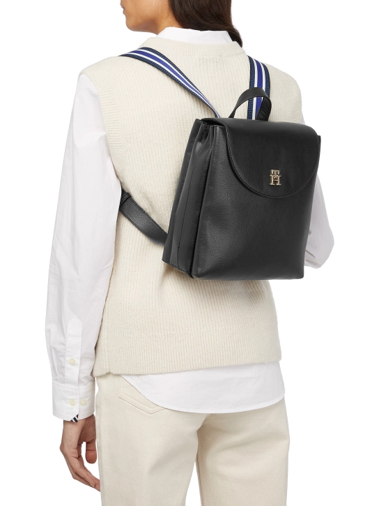 TOMMY HILFIGER ΣΑΚΙΔΙΟ ΠΛΑΤΗΣ ΜΕ ΜΟΝΟΓΡΑΜΜΑ Μαύρο 4 TOMMY HILFIGER ΣΑΚΙΔΙΟ ΠΛΑΤΗΣ ΜΕ ΜΟΝΟΓΡΑΜΜΑ Μαύρο - Image 4