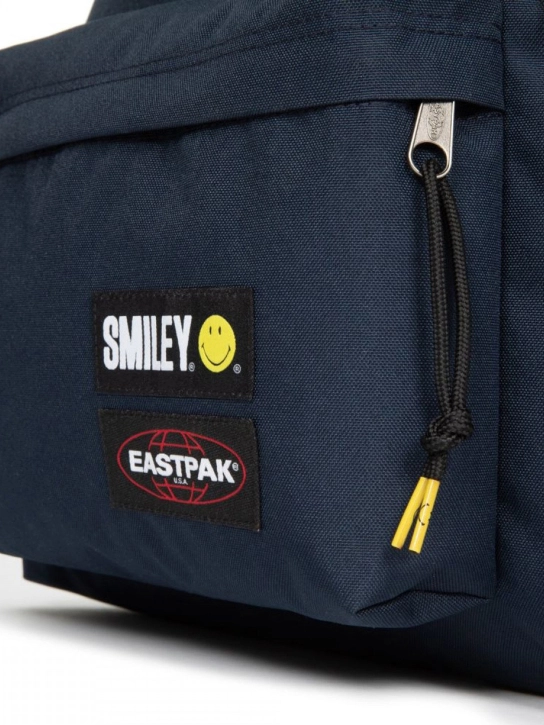 EASTPAK ΣΑΚΙΔΙΟ ΠΛΑΤΗΣ PADDED PAK'R SMILEY PATCH IN MARINE Μπλε 4 EASTPAK ΣΑΚΙΔΙΟ ΠΛΑΤΗΣ PADDED PAK'R SMILEY PATCH IN MARINE Μπλε - Image 4
