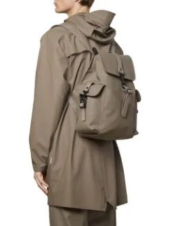 RAINS UNISEX ΣΑΚΙΔΙΟ ΠΛΑΤΗΣ RUCKSACK Μπεζ -ΓΥΝΑΙΚΕΙΕΣ ΤΣΑΝΤΕΣ Κατάστημα πωλήσεων 50 163