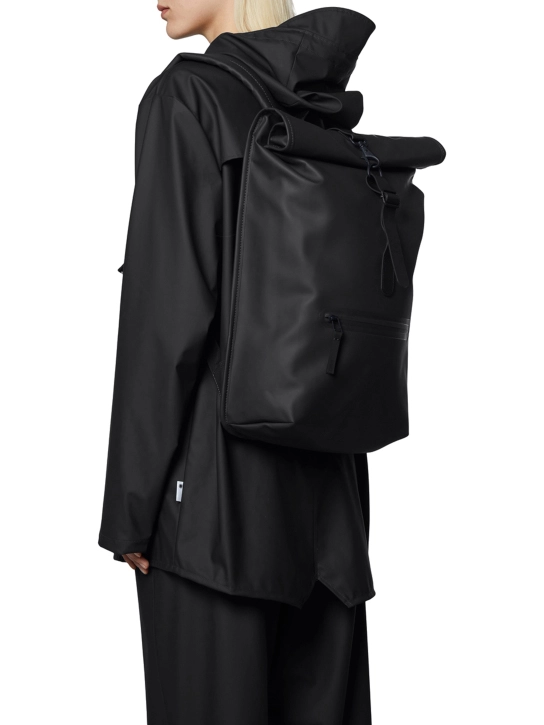 RAINS UNISEX ΣΑΚΙΔΙΟ ΠΛΑΤΗΣ ROLLTOP Μαύρο 5 RAINS UNISEX ΣΑΚΙΔΙΟ ΠΛΑΤΗΣ ROLLTOP Μαύρο - Image 5